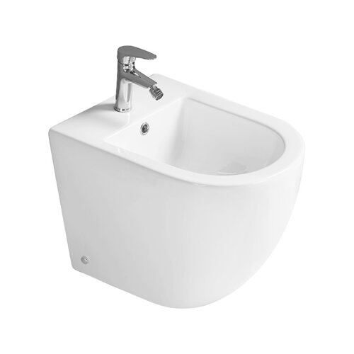 Biały bidet stojący z chromowaną baterią i otworem przelewowym na górnej powierzchni. Produkt ma zaokrąglone krawędzie i gładką powierzchnię.
