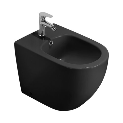 Czarny matowy bidet stojący z chromowaną baterią i otworem przelewowym. Produkt ma zaokrąglone krawędzie i gładką powierzchnię.