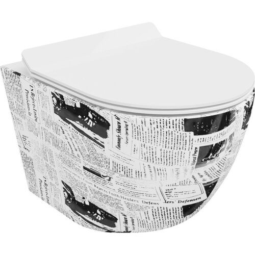 Biała miska WC z deską wolnoopadającą, ozdobiona wzorem przypominającym czarno-białe gazety z widocznymi fragmentami tekstu i zdjęć. Produkt ma nowoczesny design i gładką powierzchnię.