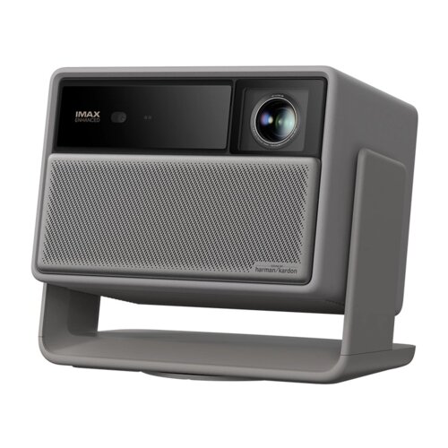 Szary projektor z widocznym obiektywem i panelem z napisem "IMAX ENHANCED" oraz logo "harman/kardon" na kratce głośnika. Projektor stoi na podstawce, a jego obudowa ma nowoczesny design.