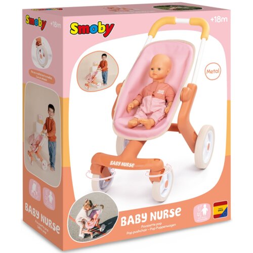 Pudełko z wózkiem dla lalek marki Smoby, model Baby Nurse, z widocznym wózkiem w kolorze różowym i pomarańczowym oraz lalką w środku. Na opakowaniu znajdują się napisy: "Smoby", "Baby Nurse", "Metal", "+18m", oraz zdjęcia przedstawiające dziecko bawiące się wózkiem.