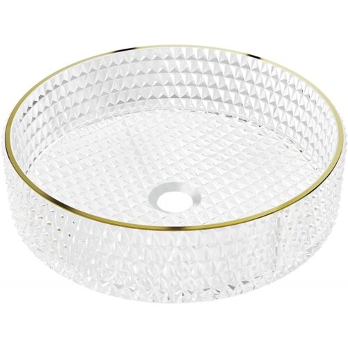 Szklana umywalka nablatowa o wymiarach 39 x 39 cm, z transparentnym korpusem o fakturze diamentowej i złotym wykończeniu krawędzi. W centrum umywalki znajduje się otwór odpływowy.