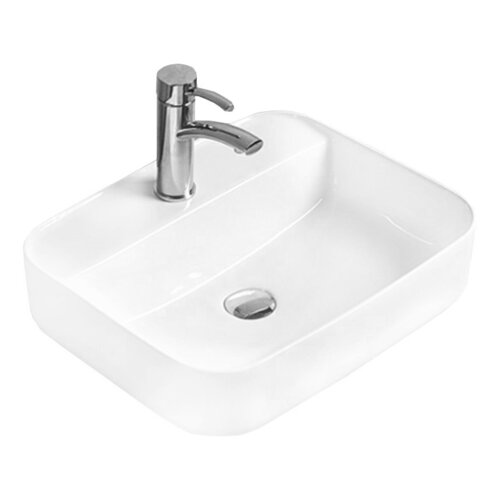 Biała, prostokątna umywalka nablatowa z zaokrąglonymi krawędziami, wyposażona w chromowaną baterię i odpływ. Produkt ma gładką powierzchnię i minimalistyczny design.