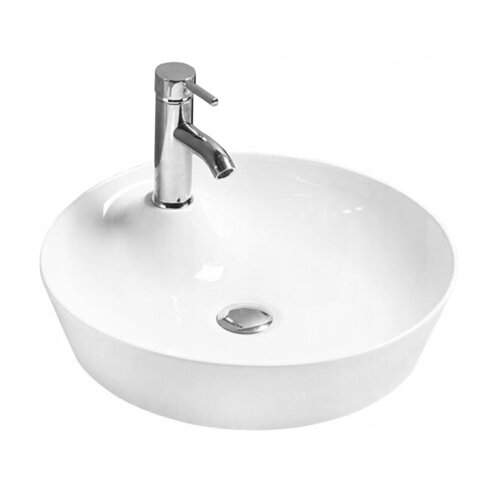 Biała, okrągła umywalka nablatowa z gładką powierzchnią, wyposażona w chromowaną baterię i odpływ. Produkt ma prosty, nowoczesny design.