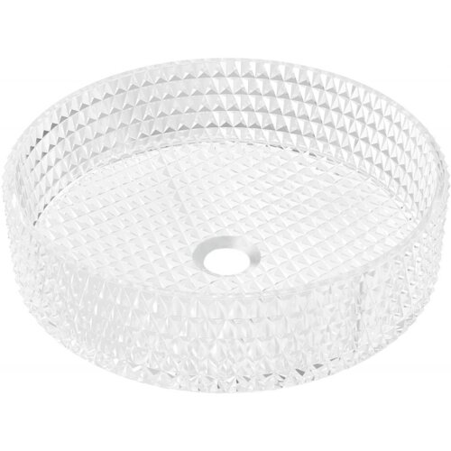 Przezroczysta, szklana umywalka nablatowa o wymiarach 39 x 39 cm z widoczną fakturą w postaci wypukłych, geometrycznych wzorów. Na dnie umywalki znajduje się otwór odpływowy.