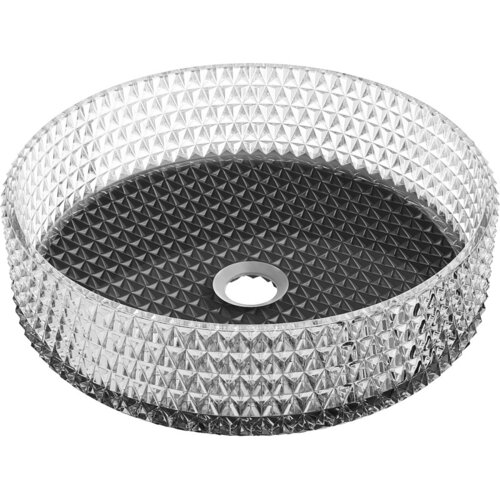 Szklana umywalka nablatowa o wymiarach 39 x 39 cm, z przezroczystymi ściankami o fakturze diamentowej i czarnym dnem, z centralnym otworem odpływowym. Produkt ma elegancki, nowoczesny wygląd.