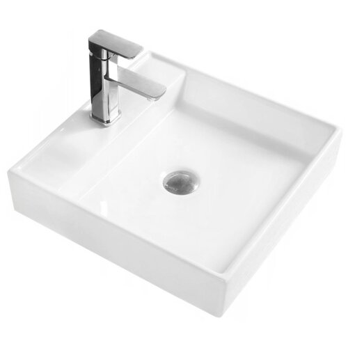 Biała, kwadratowa umywalka nablatowa z centralnym odpływem i chromowaną baterią. Produkt ma gładką powierzchnię i prostokątne krawędzie.