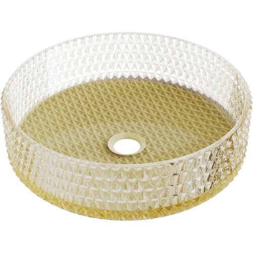 Szklana umywalka nablatowa o wymiarach 39 x 39 cm, w kolorze transparentno-złotym, z geometrycznym wzorem na powierzchni i otworem odpływowym pośrodku. Produkt ma elegancki, nowoczesny design z fakturą przypominającą diamentowy szlif.