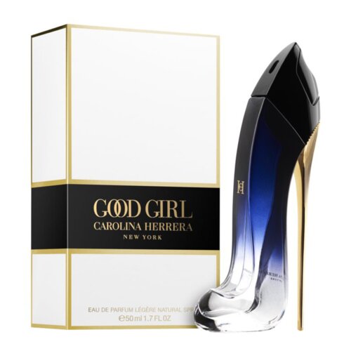 Na zdjęciu widoczna jest butelka perfum w kształcie wysokiego obcasa oraz pudełko z napisem "GOOD GIRL CAROLINA HERRERA NEW YORK". Na dole pudełka znajduje się tekst "EAU DE PARFUM LÉGÈRE NATURAL SPRAY 50 ml 1.7 FL OZ".
