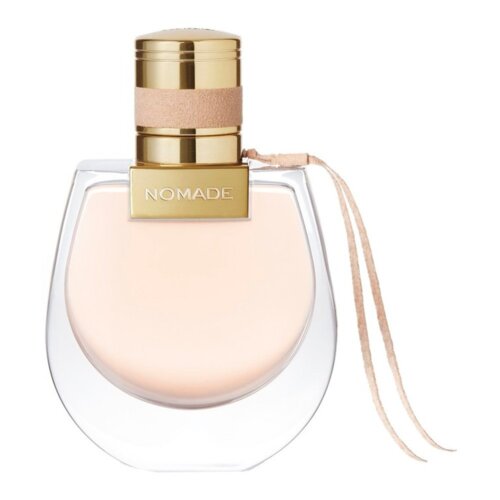 Przedstawiono flakon perfum o pojemności 50 ml z napisem "NOMADE" na złotej etykiecie. Flakon ma przezroczystą, zaokrągloną formę z beżowym paskiem wokół złotej zakrętki.