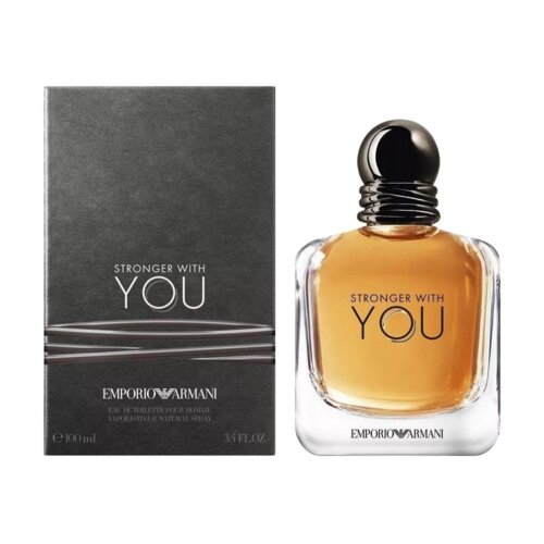 Na zdjęciu widoczna jest butelka perfum oraz opakowanie z napisem "STRONGER WITH YOU" i logo "EMPORIO ARMANI". Na opakowaniu znajduje się informacja "EAU DE TOILETTE POUR HOMME VAPORISATEUR NATUREL SPRAY" oraz oznaczenie pojemności "100 ml" i "3.4 FL.OZ".