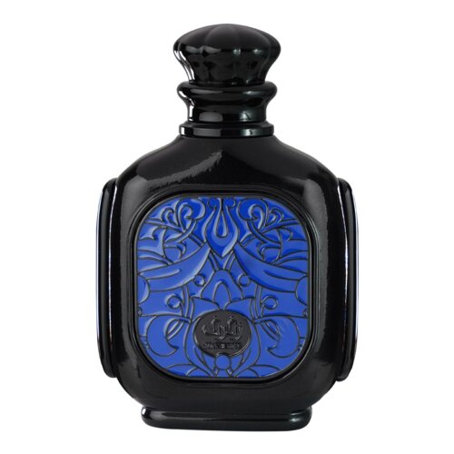 Czarny flakon perfum o ozdobnym, niebieskim wzorze na przedniej części, z widocznym logo producenta w dolnej części. Flakon ma elegancki, zakręcany korek.