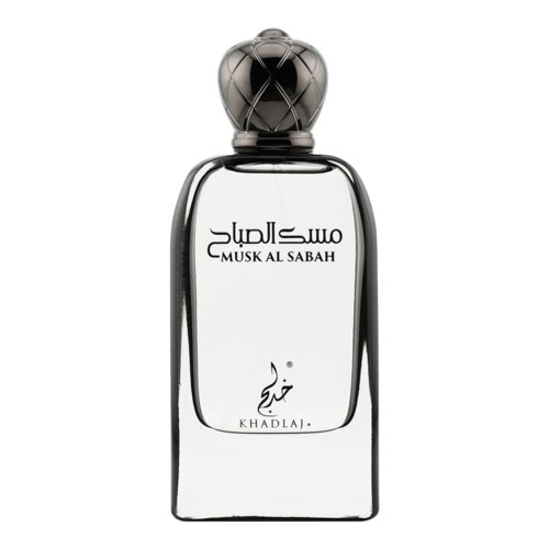 Przedstawiono flakon perfum o nazwie "Musk Al Sabah" z logo "Khadlaj" na przezroczystej butelce z ciemnym korkiem. Na butelce widnieje napis w języku arabskim oraz angielskim.