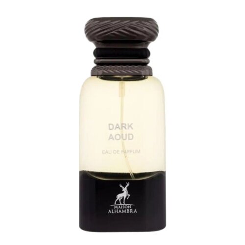 Butelka perfum o pojemności 80 ml z napisem "DARK AOUD EAU DE PARFUM" na przezroczystej części, z ciemną podstawą, na której widnieje logo przedstawiające jelenia oraz napis "MAISON ALHAMBRA". Korek butelki ma wzór w ciemnym kolorze.