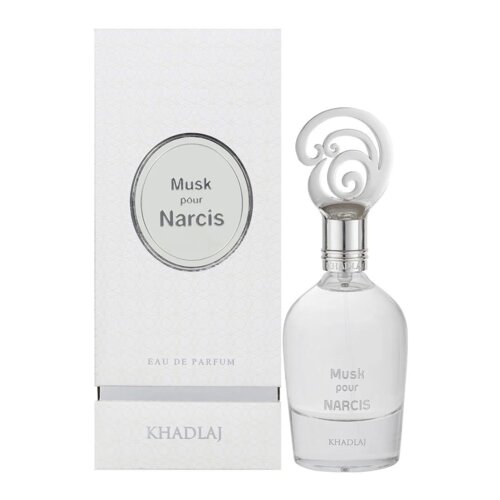 Biała butelka perfum z ozdobnym korkiem obok prostokątnego opakowania. Na opakowaniu i butelce widnieje napis: "Musk pour Narcis", a poniżej "KHADLAJ".