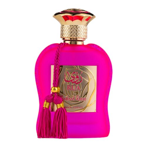 Jasnoróżowa butelka perfum o eleganckim kształcie z ozdobnym złotym korkiem i różowym sznurem zakończonym frędzlami. Na butelce znajduje się złota etykieta z napisem "RUA Radiant Roses" oraz "Paris Corner".