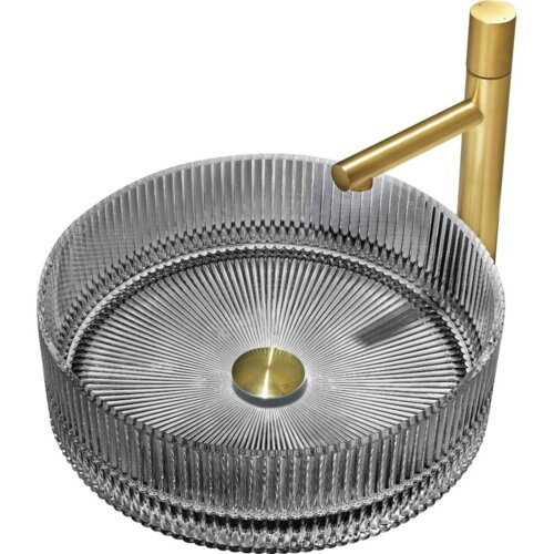 Szklana umywalka nablatowa o wymiarach 39 x 39 cm, w kolorze czarnym, z widocznymi pionowymi żłobieniami na zewnętrznej powierzchni. Umywalka posiada złoty odpływ i złotą baterię z prostym, cylindrycznym kształtem.