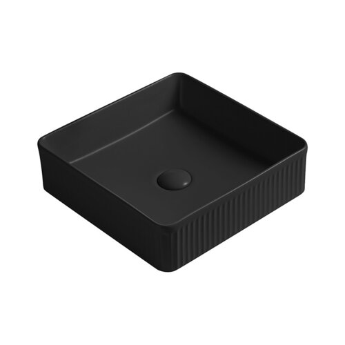Czarna, matowa umywalka nablatowa o kwadratowym kształcie z ryflowanymi bokami i centralnie umieszczonym odpływem. Produkt ma wymiary 41 x 41 cm.