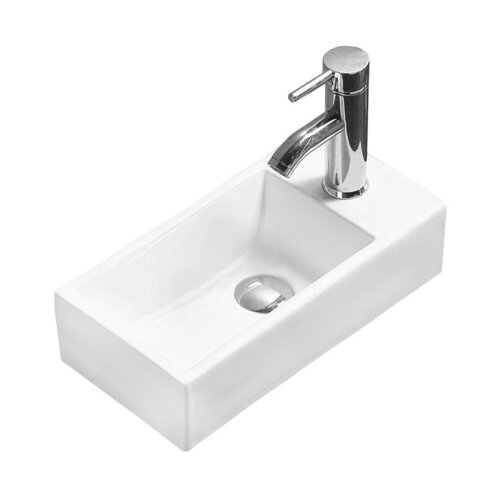 Biała, prostokątna umywalka nablatowa z otworem odpływowym i chromowaną baterią umieszczoną na jednym z boków. Produkt ma gładką powierzchnię i minimalistyczny design.