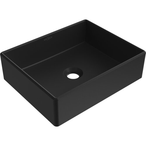 Czarna matowa umywalka nablatowa o prostokątnym kształcie z widocznym otworem odpływowym na dnie. Na wewnętrznej ściance znajduje się logo "MEXEN".