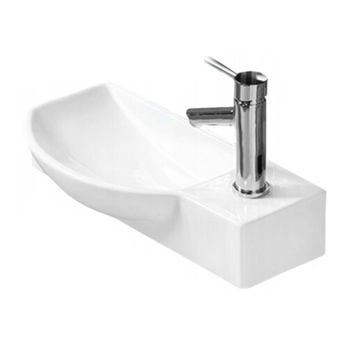 Biała umywalka nablatowa o prostokątnym kształcie z zaokrąglonymi krawędziami, z zamontowaną chromowaną baterią. Produkt ma gładką powierzchnię i jest przeznaczony do montażu na blacie.