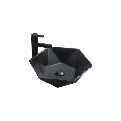 Czarna matowa umywalka nablatowa o geometrycznym kształcie z centralnym odpływem. Obok umywalki znajduje się czarna bateria z prostokątną wylewką.