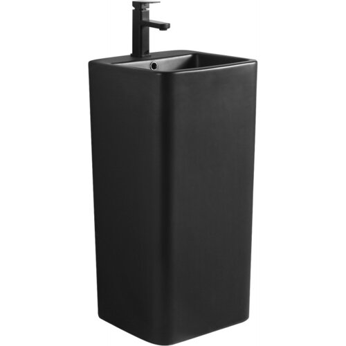 Czarna, matowa umywalka wolnostojąca o kwadratowej podstawie i zaokrąglonych krawędziach, z wbudowaną baterią. Produkt ma minimalistyczny design i gładką powierzchnię.