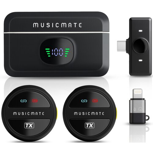 Na zdjęciu znajduje się zestaw mikrofonu MUSICMATE EchoVibe MM-110, w skład którego wchodzą dwa okrągłe nadajniki z napisem "MUSICMATE" i oznaczeniem "TX", prostokątne etui z wyświetlaczem pokazującym "100" oraz dwa adaptery.