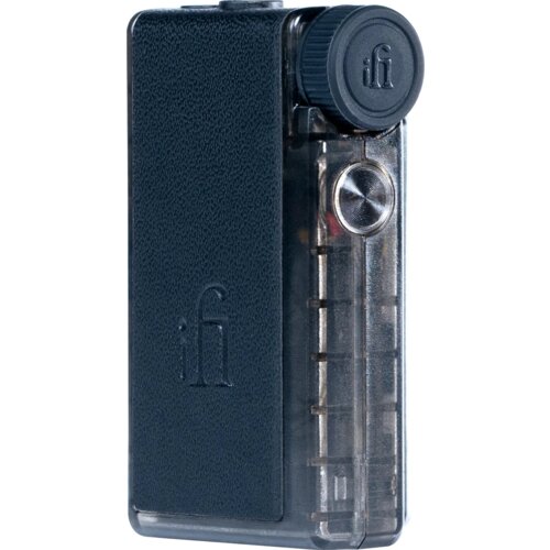 Czarny wzmacniacz słuchawkowy z przezroczystymi elementami, posiadający widoczne logo "ifi" na obudowie oraz pokrętło z tym samym logo. Na urządzeniu znajduje się również metalowy przycisk.