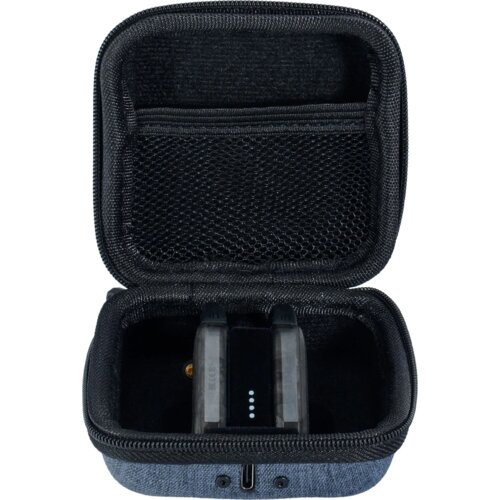 Otwarta, czarna, tekstylna etui z siatkową kieszonką na wewnętrznej stronie pokrywy, zawierająca wzmacniacz słuchawkowy z widocznymi diodami LED. Etui ma zamek błyskawiczny i jest wykonane z materiału przypominającego jeans.