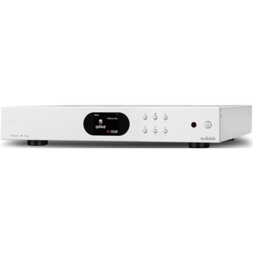 Srebrny streamer odtwarzacz sieciowy z wyświetlaczem pokazującym logo "qobuz", napis "PCM 44.1kHz" oraz "-30dB", z przyciskami sterującymi i logo "audiolab" po prawej stronie. Na obudowie widoczny jest napis "7000N Play".