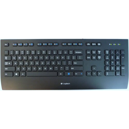 Czarna klawiatura z pełnym układem klawiszy, w tym klawiaturą numeryczną, z widocznym logo "Logitech" na dolnej części. Klawisze funkcyjne od F1 do F12 mają dodatkowe oznaczenia w kolorze niebieskim.