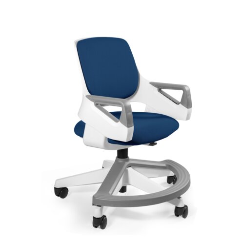 Ergonomiczny fotel dla dziecka w kolorze niebieskim z białymi i szarymi elementami, posiada kółka oraz podłokietniki. Siedzisko i oparcie wykonane są z tkaniny, a podstawa ma dodatkowy szary element w kształcie półkola.