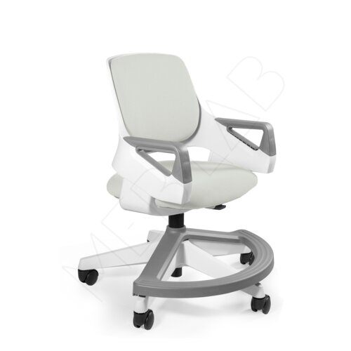 Jasnoszary ergonomiczny fotel dla dzieci z tkaniny, posiadający białą ramę i szare podłokietniki, umieszczony na pięcioramiennej podstawie z kółkami. Na zdjęciu widoczne jest logo "MEDIA EXPERT".