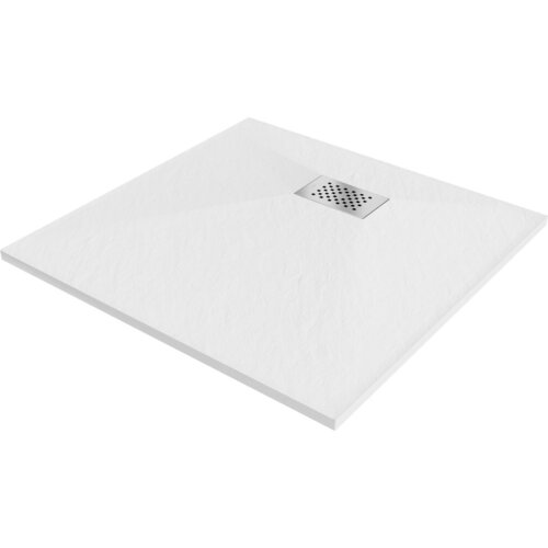 Kwadratowy, biały brodzik z teksturowaną powierzchnią i centralnie umieszczoną maskownicą inox z otworami. Produkt ma minimalistyczny design i gładkie krawędzie.