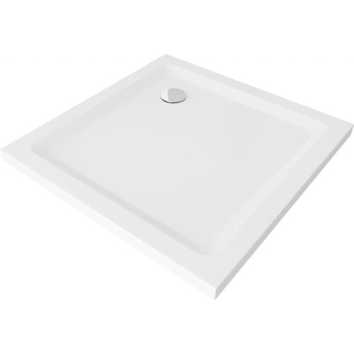 Kwadratowy, biały brodzik o smukłej konstrukcji z widocznym chromowanym syfonem. Produkt ma gładką powierzchnię i prosty, nowoczesny design.