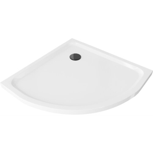 Biały, półokrągły brodzik o gładkiej powierzchni z czarnym syfonem umieszczonym w rogu. Produkt ma minimalistyczny design i jest przeznaczony do montażu w łazience.