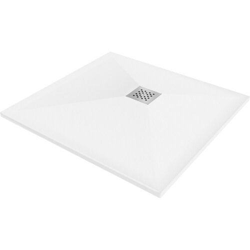 Biały, kwadratowy brodzik kompozytowy o wymiarach 80 x 80 cm z centralnie umieszczonym kwadratowym odpływem z perforacją. Produkt ma gładką powierzchnię i subtelne nachylenie w kierunku odpływu.