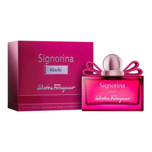 Na zdjęciu widoczna jest różowa butelka perfum z napisem "Signorina Ribelle Salvatore Ferragamo" oraz pasujące opakowanie z tymi samymi napisami. Na opakowaniu znajduje się dodatkowy tekst: "Eau de Parfum Vaporisateur Spray e100ml 3.4 fl.oz".