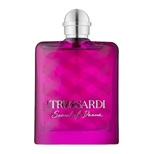 Fioletowy flakon perfum z metalicznym srebrnym korkiem, na którym widnieje napis "TRUSSARDI Sound of Donna". Tło flakonu ma geometryczny wzór, a całość jest utrzymana w eleganckim stylu.