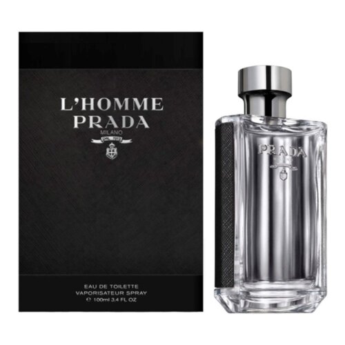 Czarne opakowanie z białym napisem "L'Homme Prada Milano" oraz przezroczysta butelka z napisem "Prada". Na dole opakowania widnieje tekst: "Eau de Toilette Vaporisateur Spray 100ml 3.4 FL OZ".