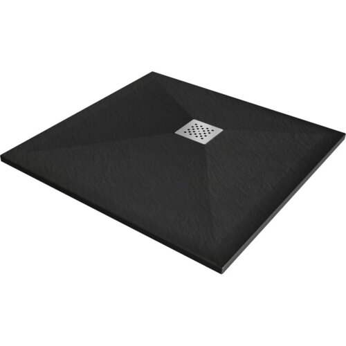 Kwadratowy, czarny brodzik kompozytowy o wymiarach 100 x 100 cm z centralnie umieszczonym kwadratowym odpływem z perforacją. Powierzchnia brodzika ma teksturę przypominającą kamień.