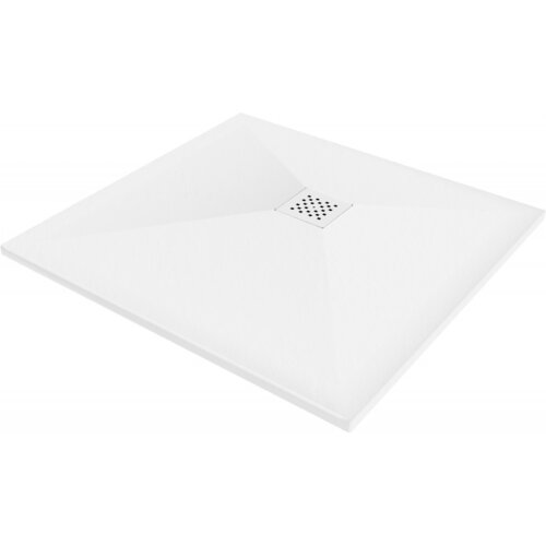 Biały, kwadratowy brodzik kompozytowy o wymiarach 80 x 80 cm z centralnie umieszczoną maskownicą z otworami. Powierzchnia brodzika jest gładka, a jego krawędzie są lekko uniesione.