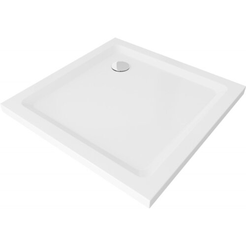 Biały, kwadratowy brodzik o smukłej konstrukcji z widocznym chromowanym syfonem. Produkt ma gładką powierzchnię i prosty, nowoczesny design.