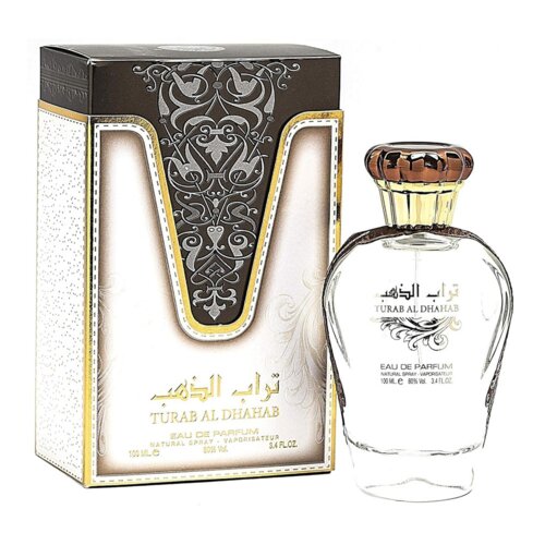 Na zdjęciu widoczna jest butelka perfum oraz pudełko z ozdobnym wzorem. Na obu znajduje się tekst: "TURAB AL DHAHAB, EAU DE PARFUM, NATURAL SPRAY, VAPORISATEUR, 100 ML e, 80% Vol., 3.4 FL.OZ".