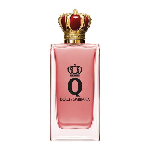 Prostokątna butelka perfum w kolorze różowym z ozdobnym złotym korkiem w kształcie korony. Na butelce widnieje czarny napis: "Q Dolce & Gabbana".