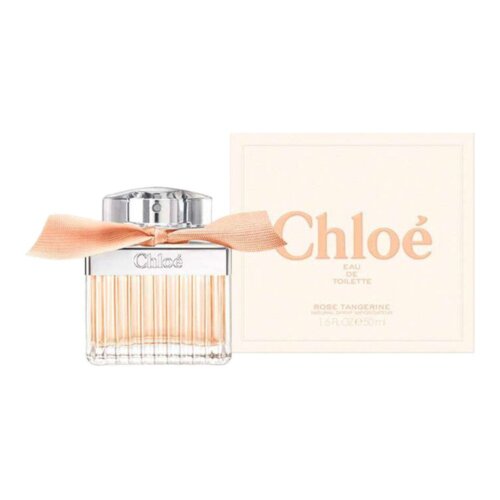 Flakon perfum z przezroczystego szkła z metalowym korkiem i pomarańczową wstążką, obok znajduje się pudełko z napisem "Chloé Eau de Toilette Rose Tangerine 1.6 FL OZ (50 ml)". Na flakonie widoczne jest logo "Chloé".
