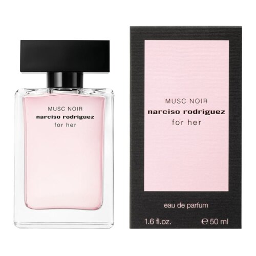 Przedstawione jest zdjęcie flakonu perfum z czarnym korkiem oraz różową etykietą z napisem "MUSC NOIR narciso rodriguez for her". Obok znajduje się różowe pudełko z czarną ramką, na którym widnieje ten sam napis oraz dodatkowo "eau de parfum 1.6 fl. oz. 50 ml".