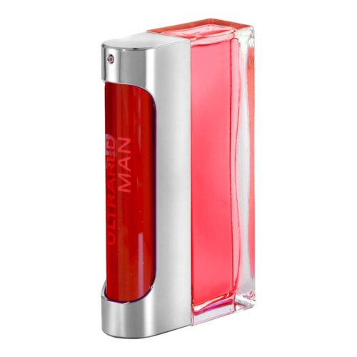 Czerwony flakon perfum o prostokątnym kształcie z metalicznymi elementami, na którym widnieje napis "ULTRARED MAN". Flakon jest przezroczysty, ukazując intensywnie czerwony płyn wewnątrz.