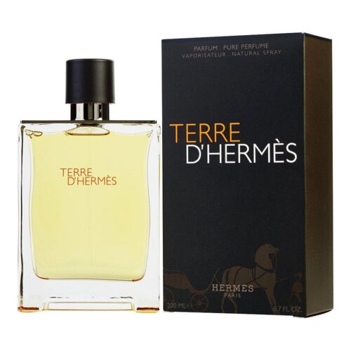 Przedstawiono flakon perfum z przezroczystego szkła z czarnym korkiem, obok którego znajduje się ciemne pudełko z napisem "TERRE D'HERMÈS". Na pudełku widnieje także tekst "PARFUM, PURE PERFUME, VAPORISATEUR, NATURAL SPRAY" oraz "HERMÈS PARIS" z grafiką konia i powozu.